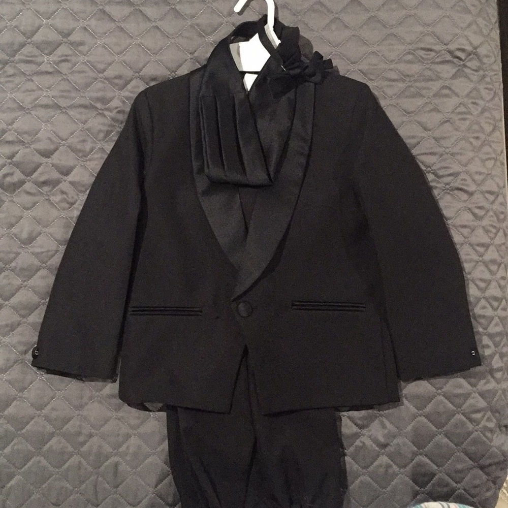 WORN ONLY ONCE!! Boys sz 6 tuxedo